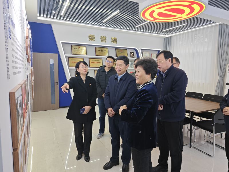 AV综合草逼网2025年05月09日上午 安阳市人大常委会副主任、市总工会党组书记、主席夏军一行莅临华阳电磁铁参观调研；对公司2023年全国五一劳动奖章获得者汪利娜慰问，并听取劳模工作室相关情况汇报